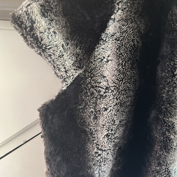 FAUX FUR Vest Cap sleeve & 3 Buttons 🇨🇦 design BLACK/Neutral US M EUC - Picture 6 of 11